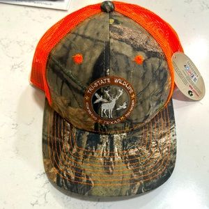 Orange and como, Mossy Oak cap. With orange sticking. Brand new with tags.